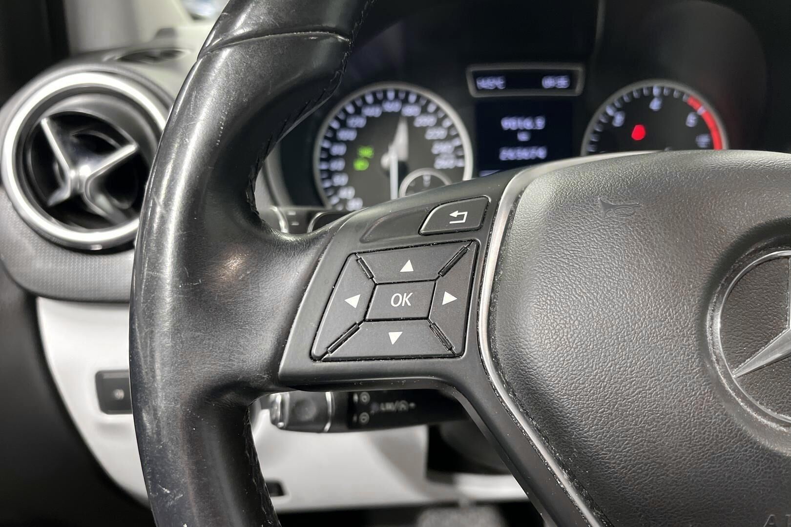 Mercedes-Benz B iso kuva 12