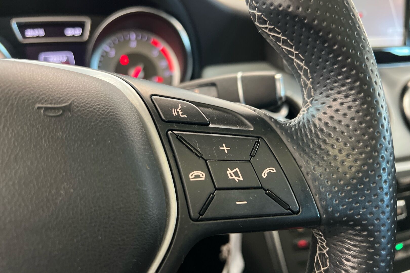 Mercedes-Benz CLA iso kuva 16
