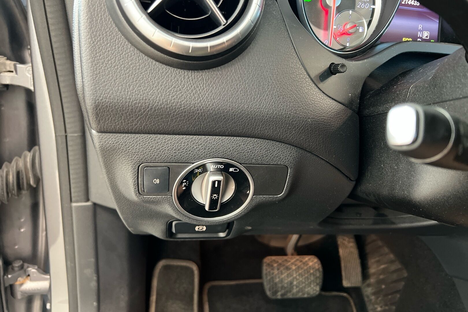 Mercedes-Benz CLA iso kuva 19