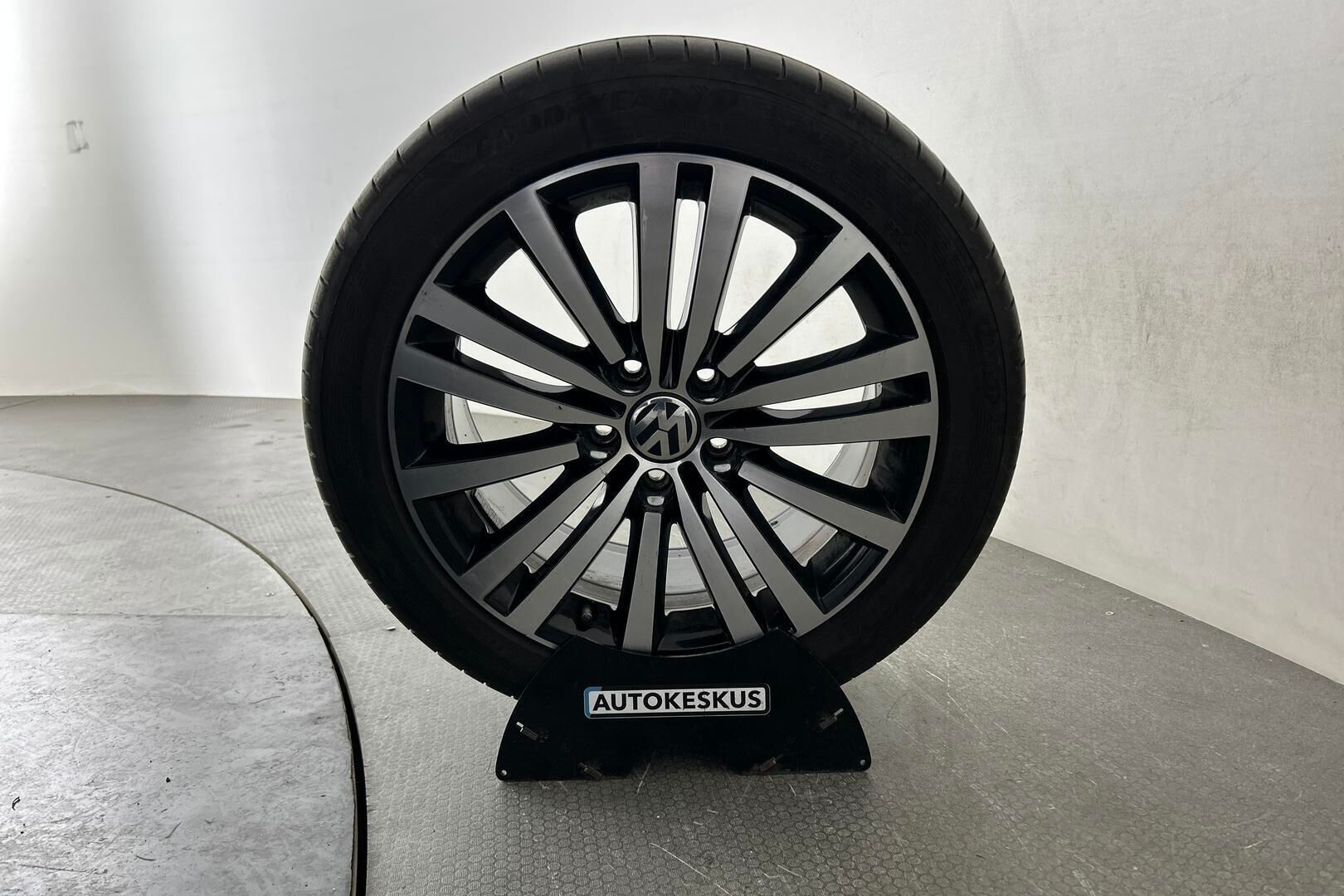 Volkswagen Passat iso kuva 13