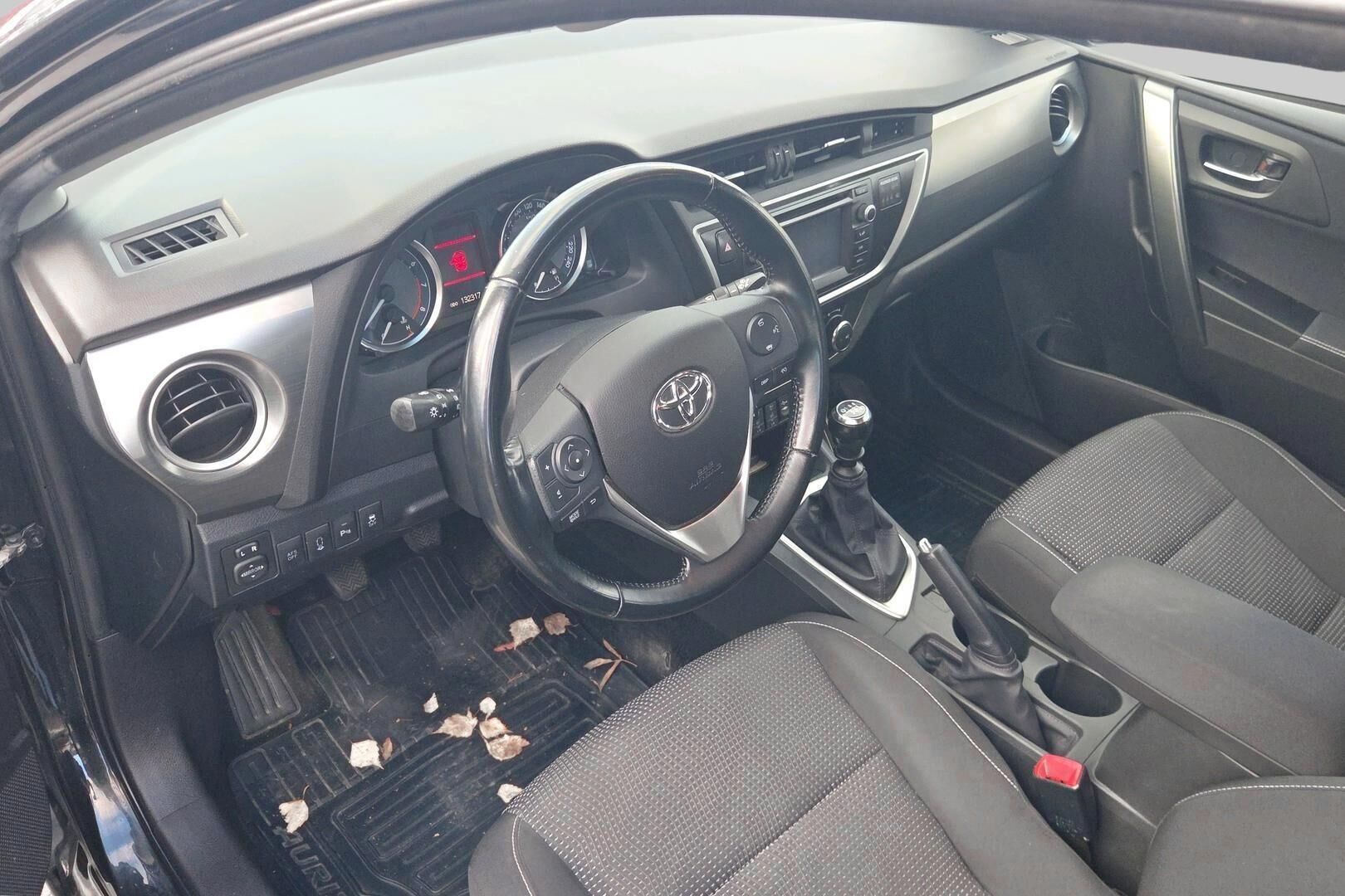 Toyota Auris iso kuva 2