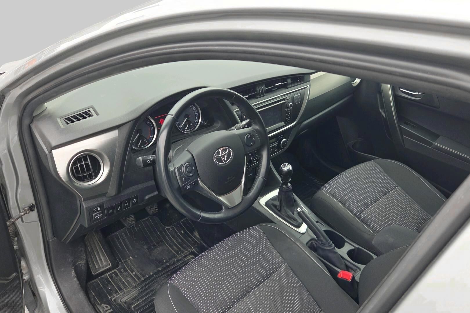Toyota Auris iso kuva 2