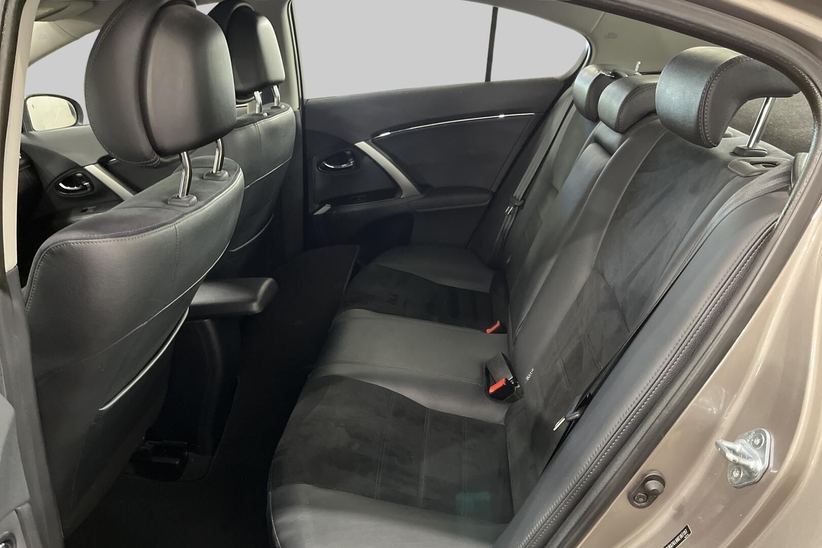 Toyota Avensis iso kuva 10