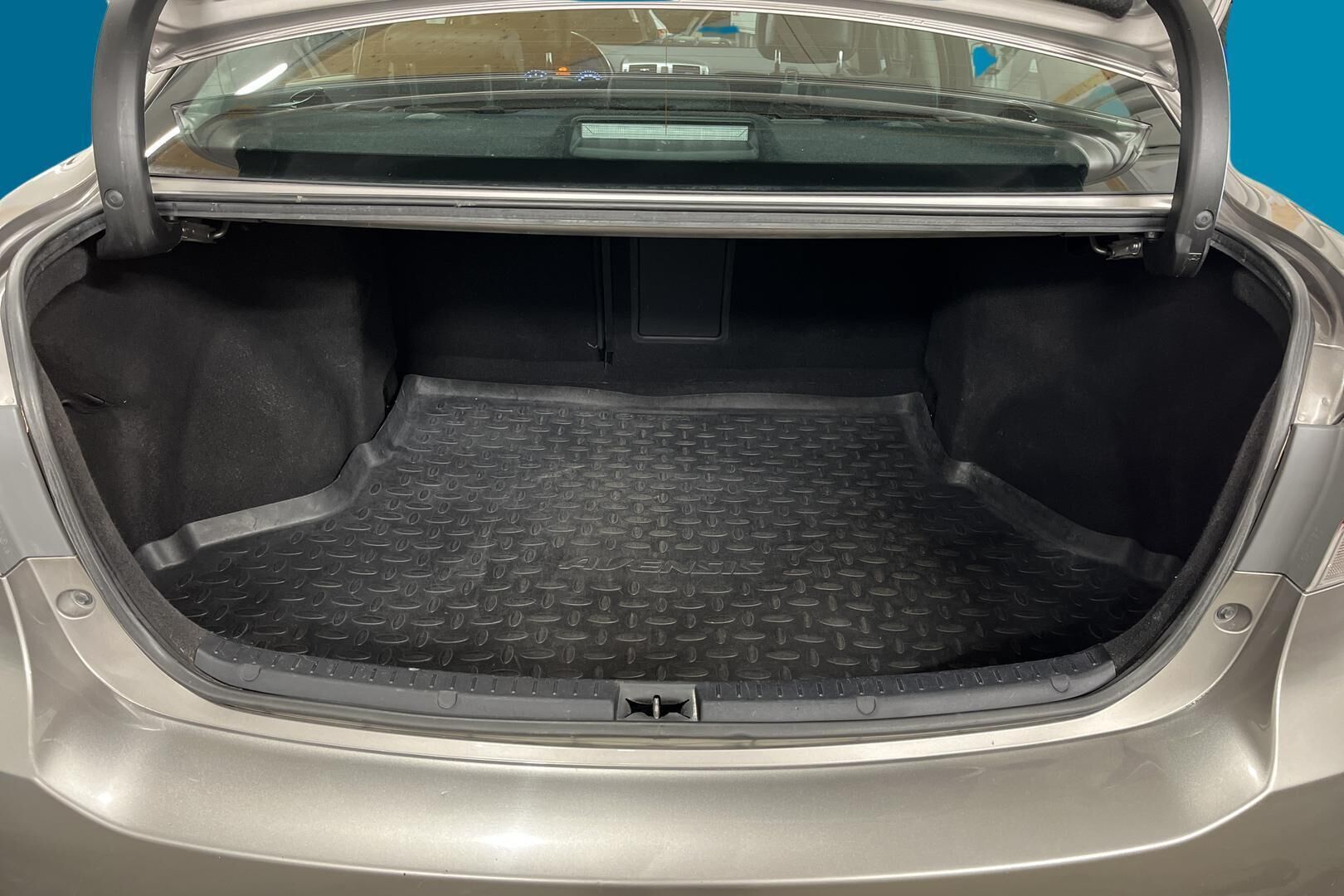 Toyota Avensis iso kuva 12