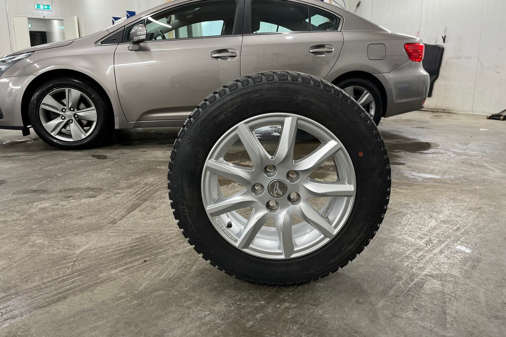 Toyota Avensis iso kuva 14
