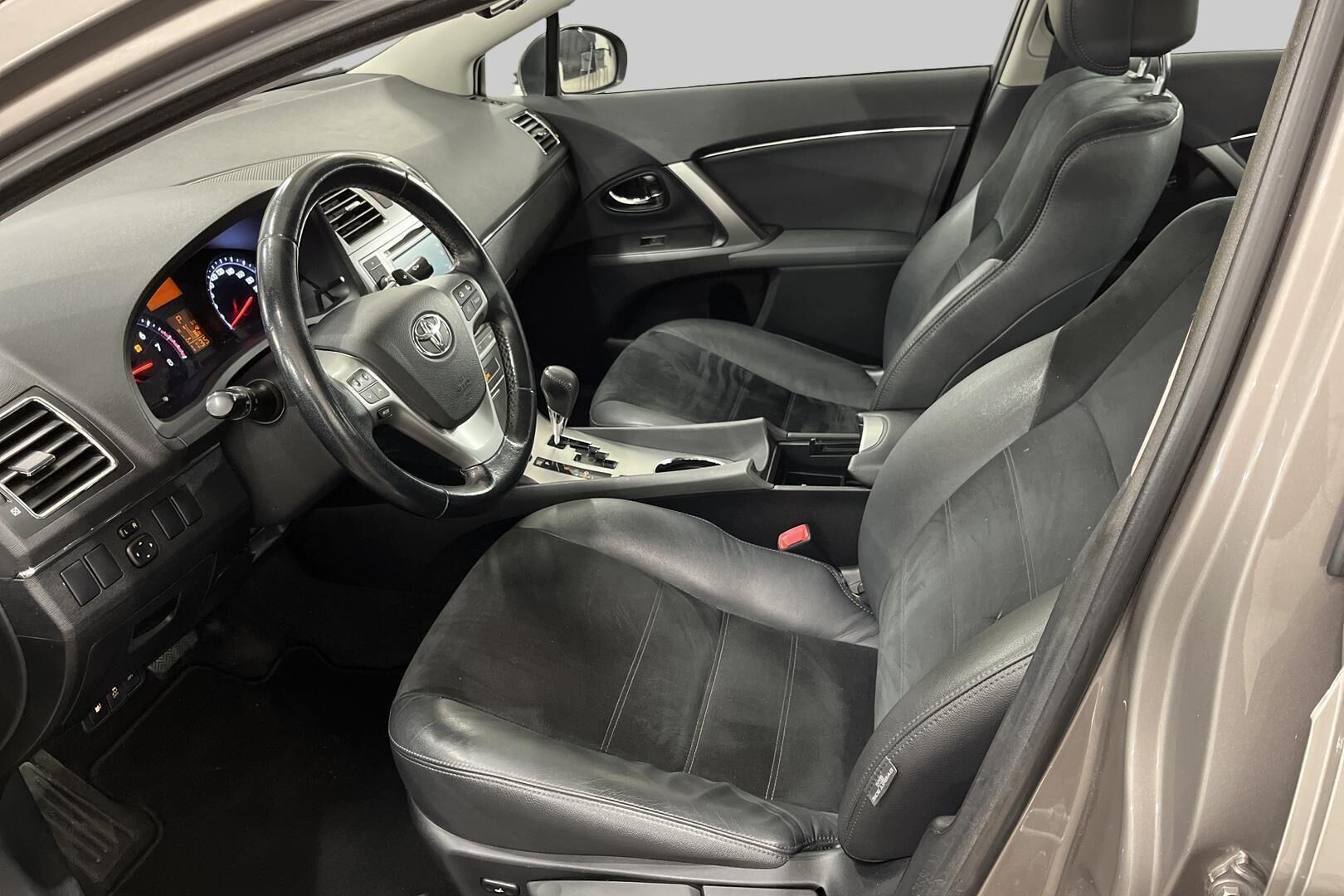 Toyota Avensis iso kuva 9