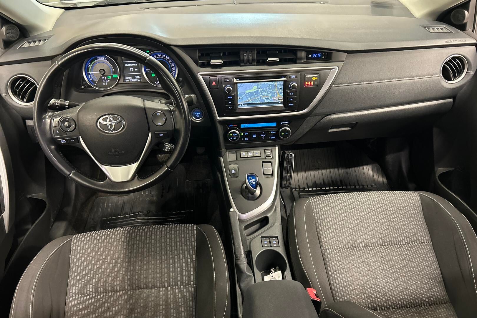 Toyota Auris iso kuva 10