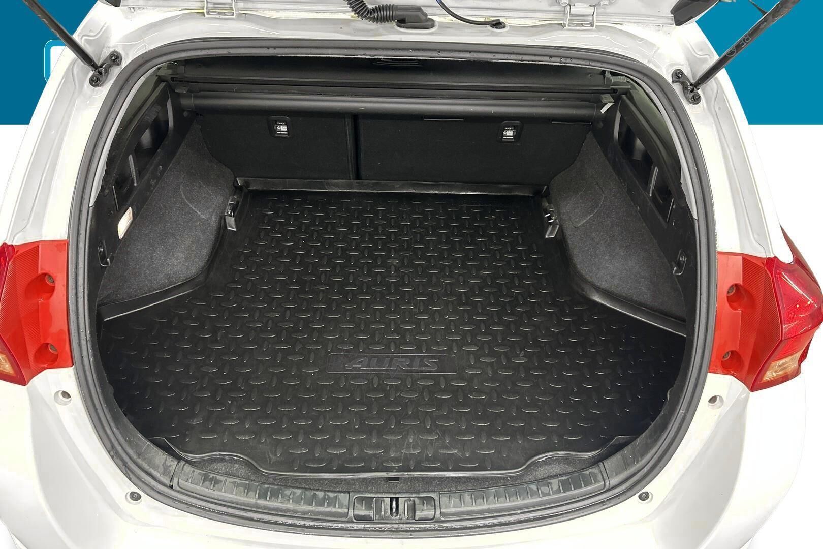 Toyota Auris iso kuva 11