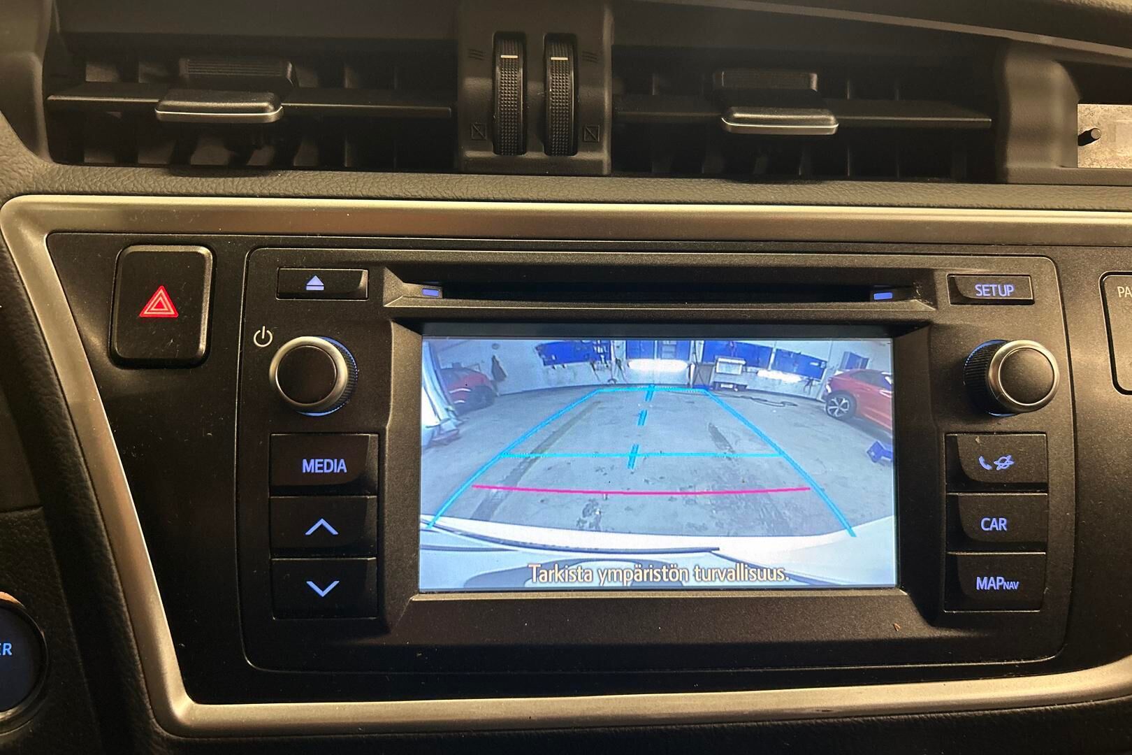 Toyota Auris iso kuva 17