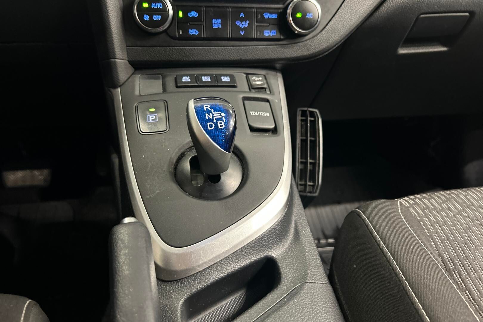 Toyota Auris iso kuva 19