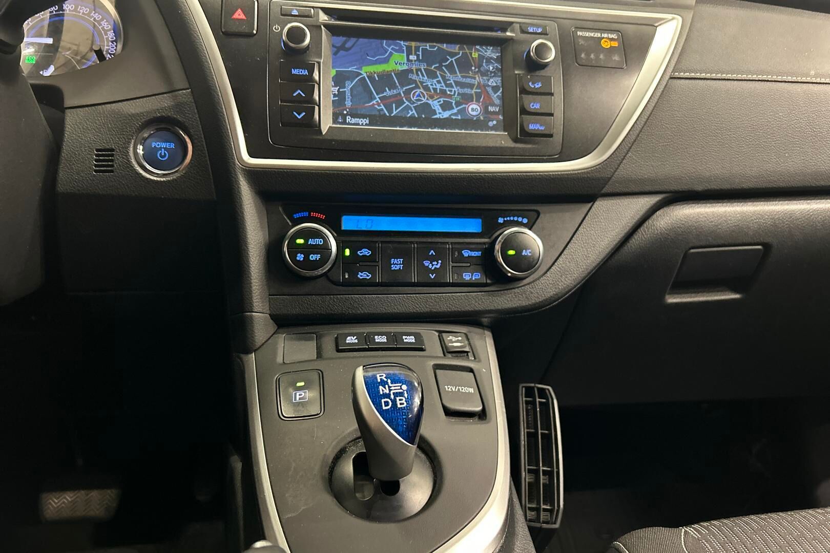 Toyota Auris iso kuva 20