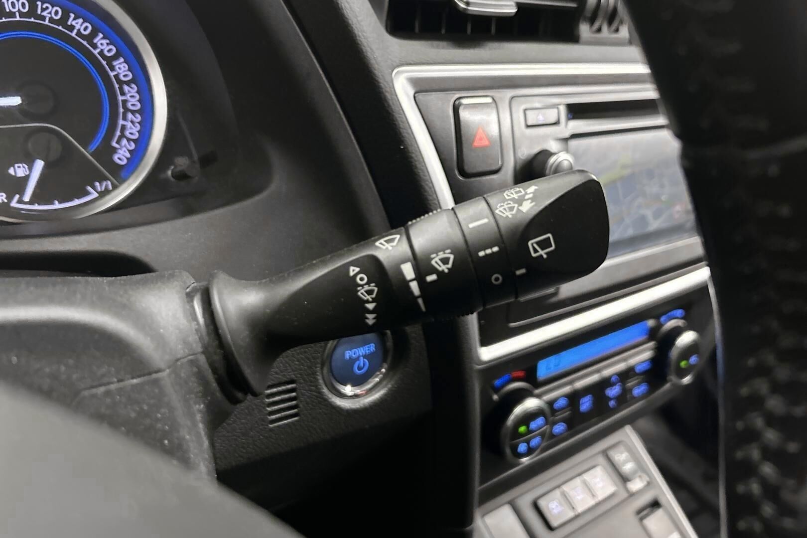 Toyota Auris iso kuva 22