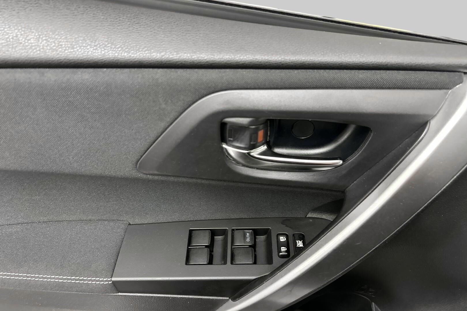Toyota Auris iso kuva 26