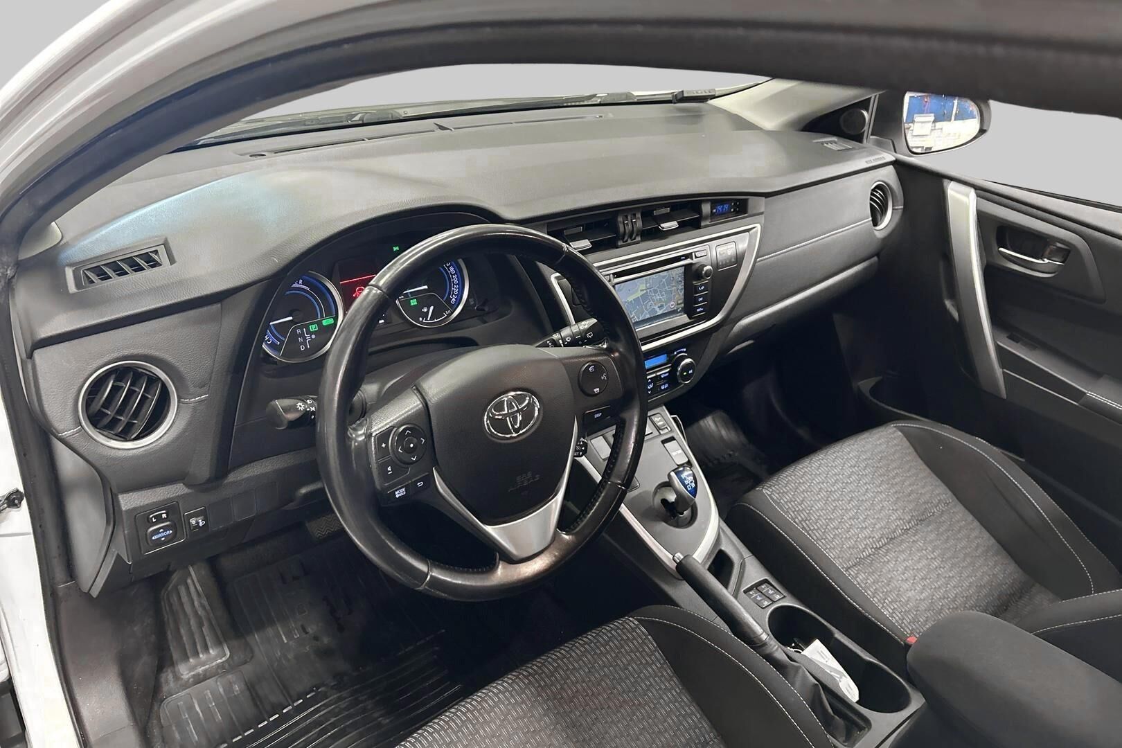Toyota Auris iso kuva 8