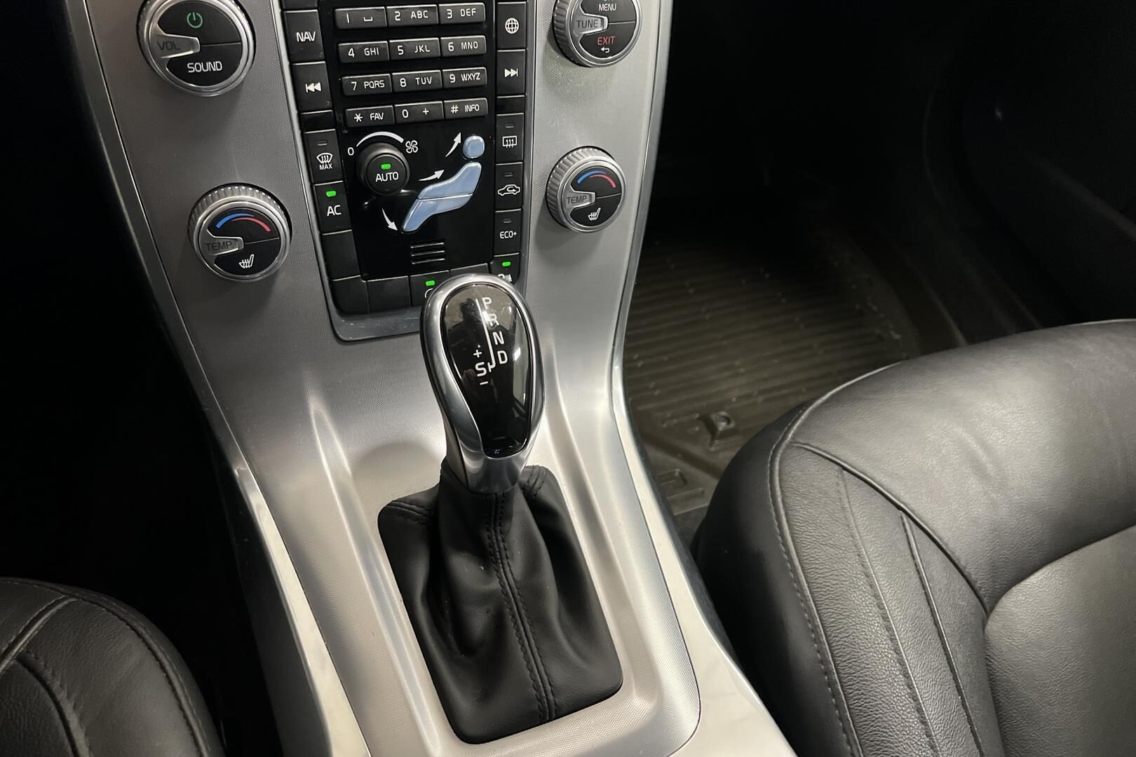 Volvo V70 iso kuva 16