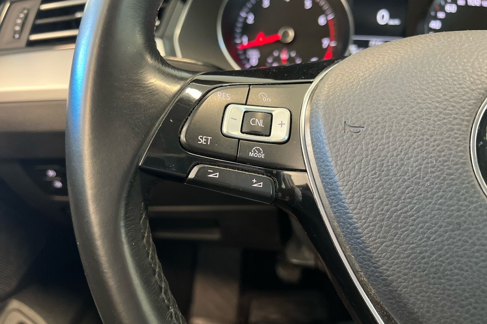 Volkswagen Passat iso kuva 16