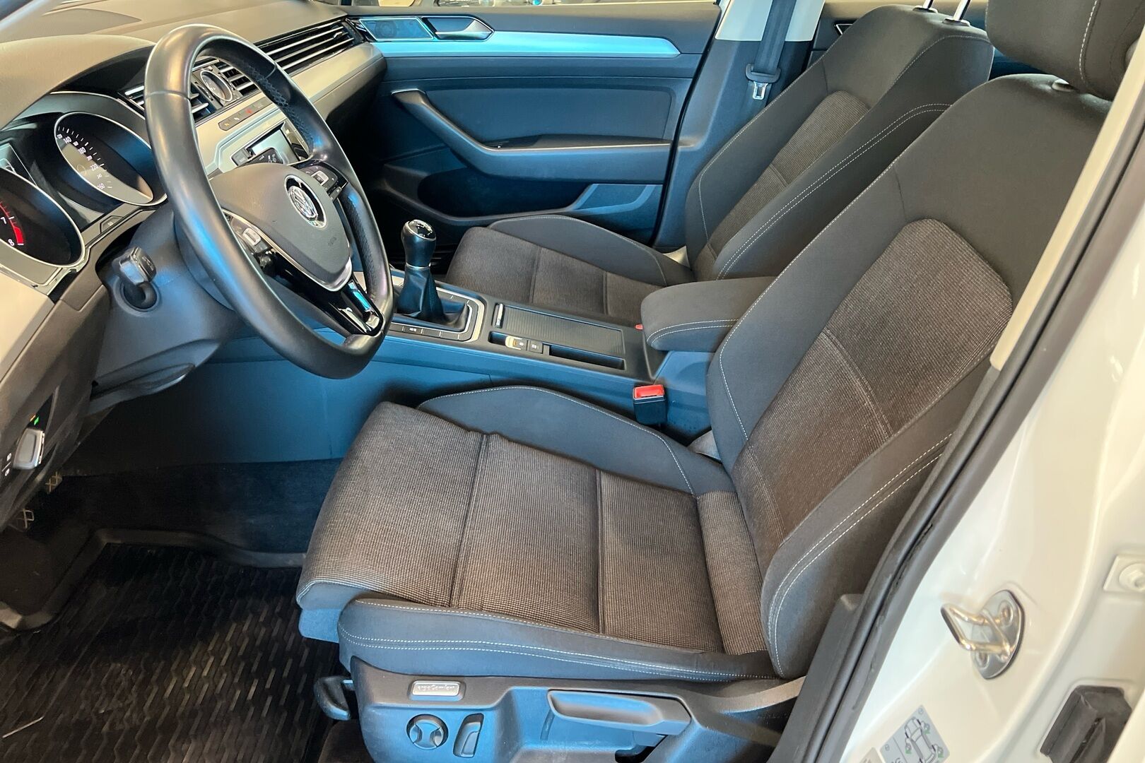 Volkswagen Passat iso kuva 8