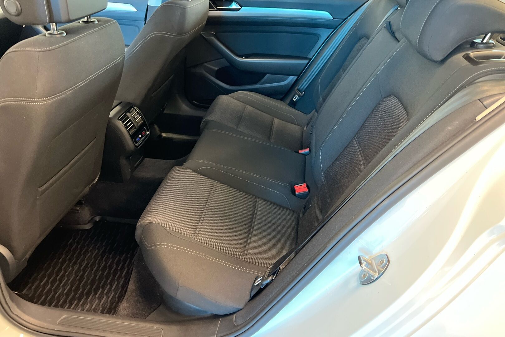 Volkswagen Passat iso kuva 9