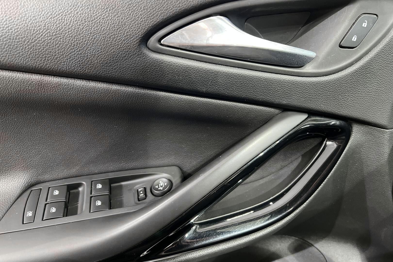 Opel Astra iso kuva 19