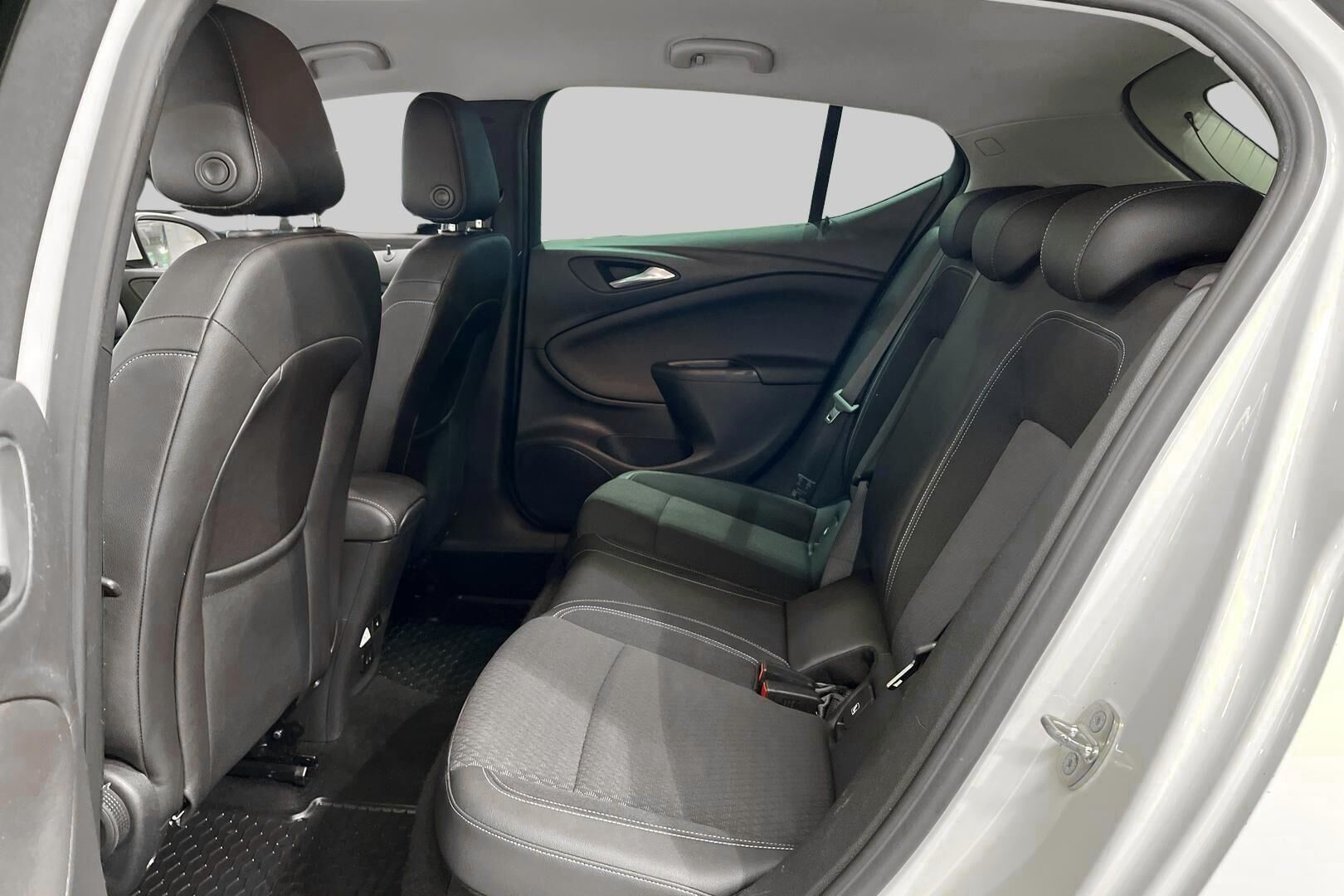 Opel Astra iso kuva 9