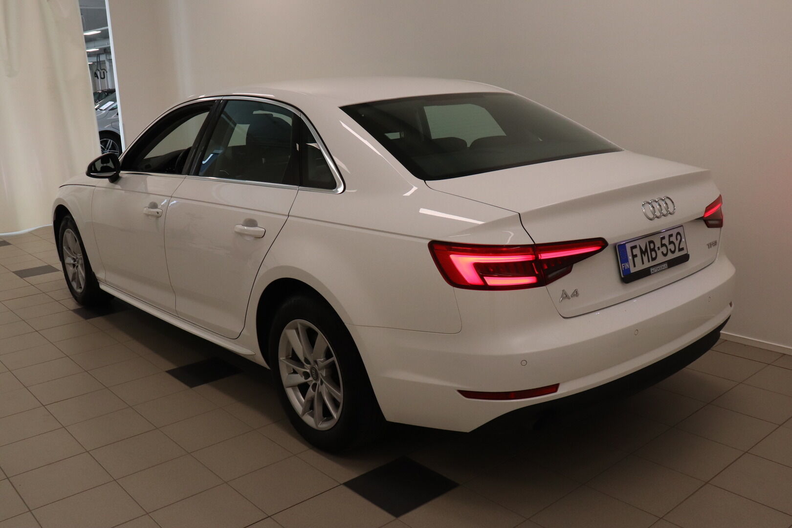 Audi A4 iso kuva 1