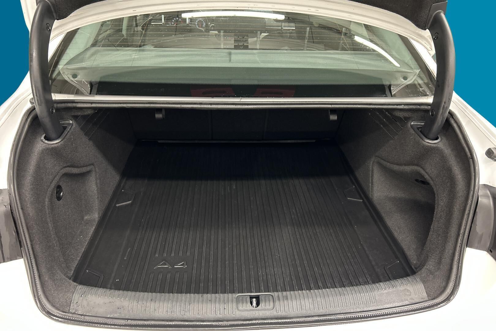 Audi A4 iso kuva 11