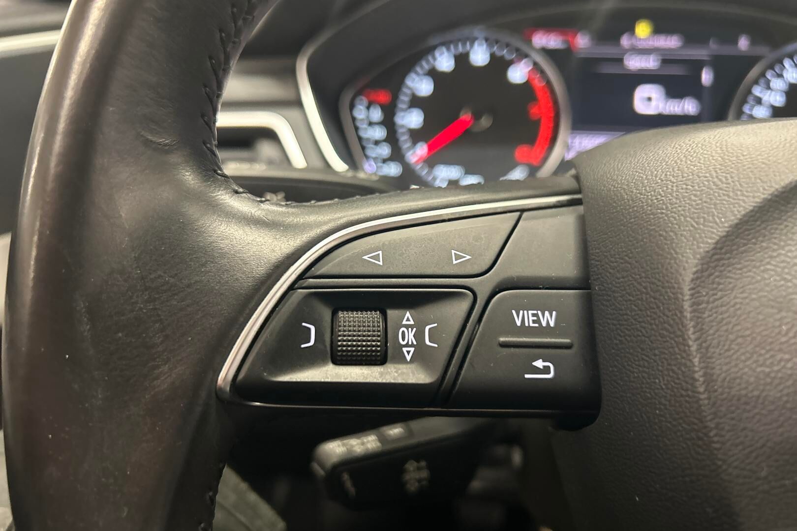 Audi A4 iso kuva 14