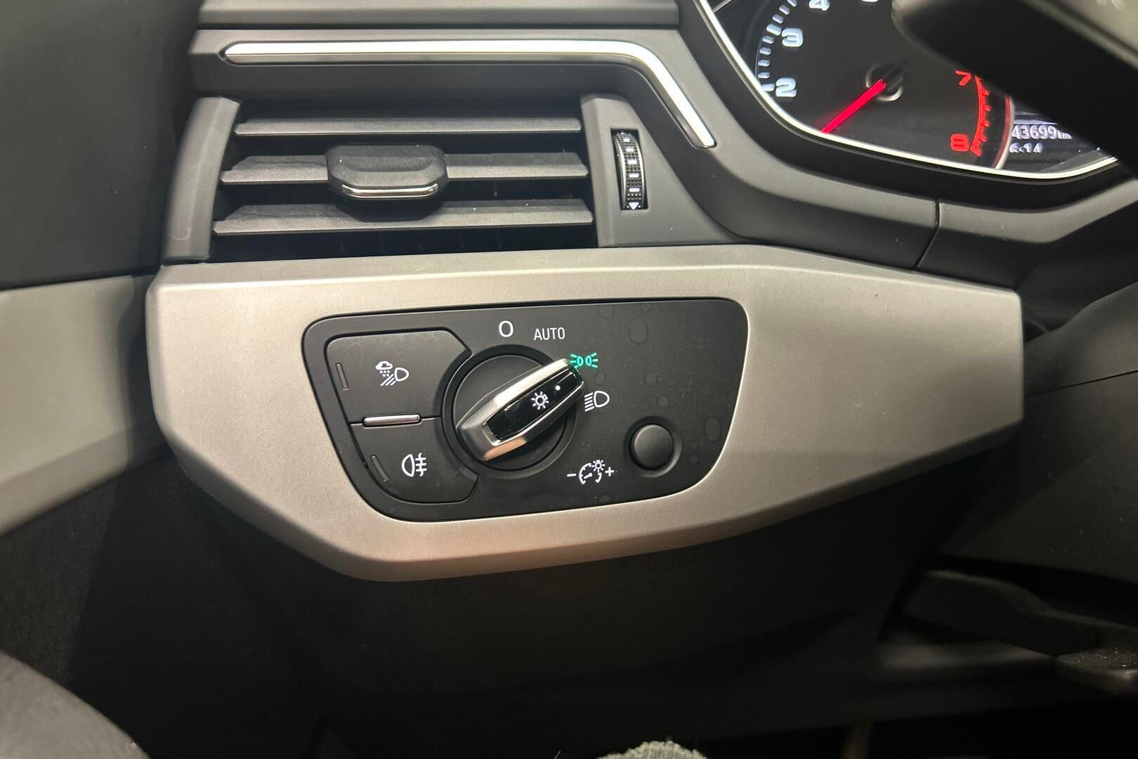 Audi A4 iso kuva 21