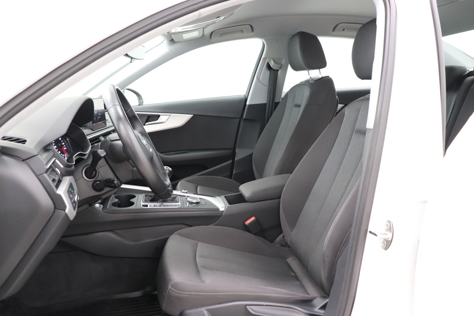 Audi A4 iso kuva 3