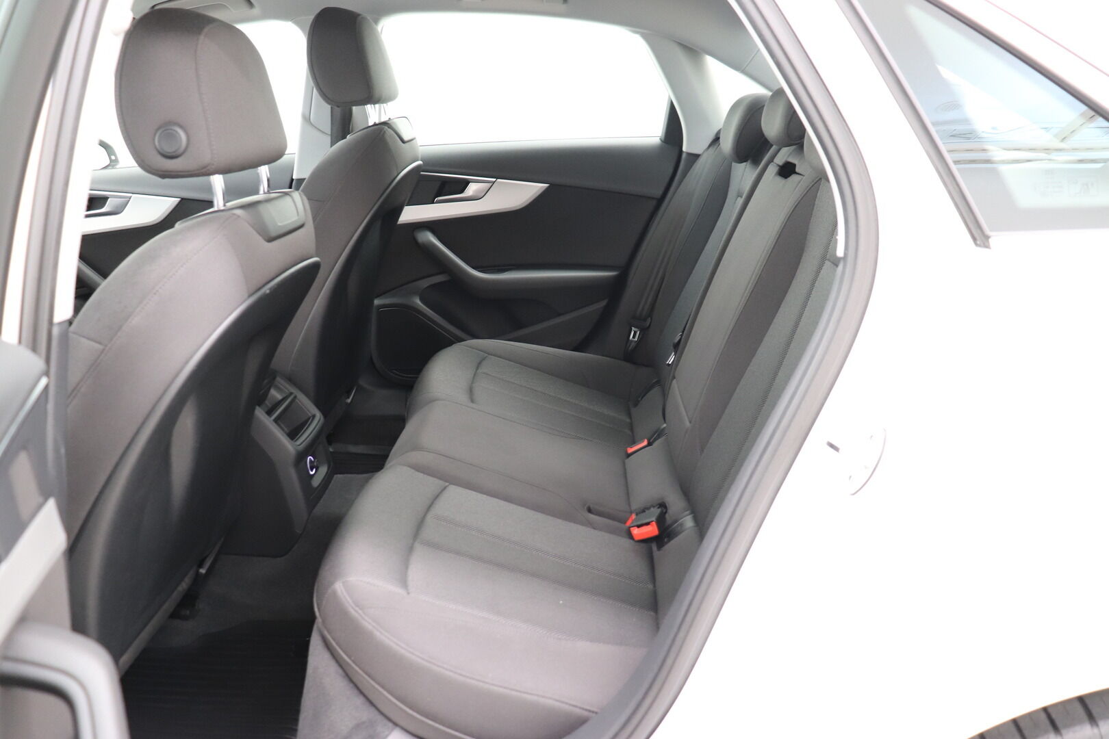 Audi A4 iso kuva 4
