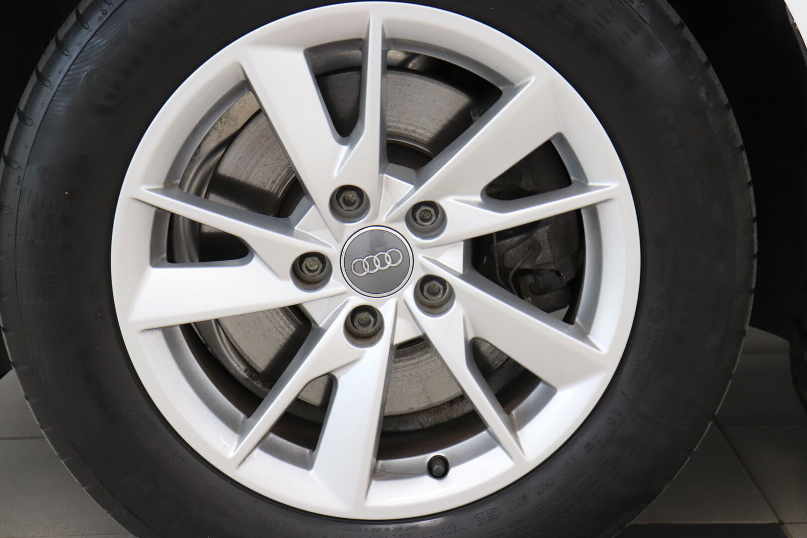 Audi A4 iso kuva 8