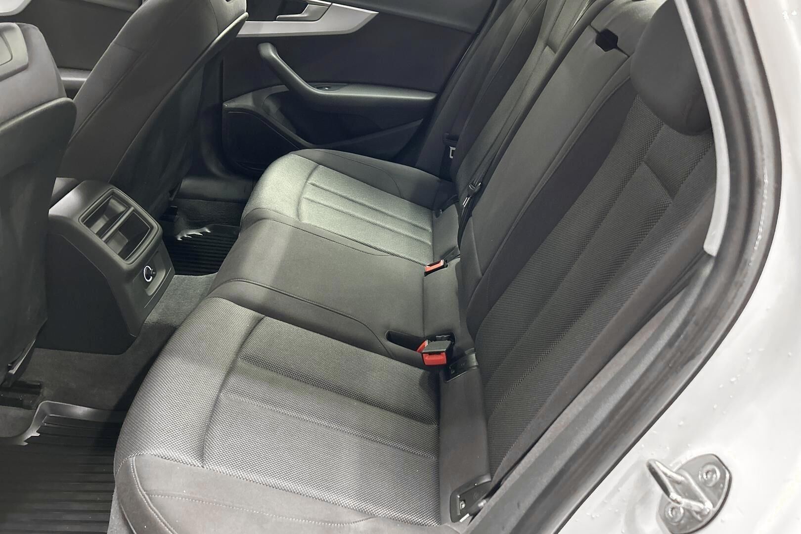 Audi A4 iso kuva 9