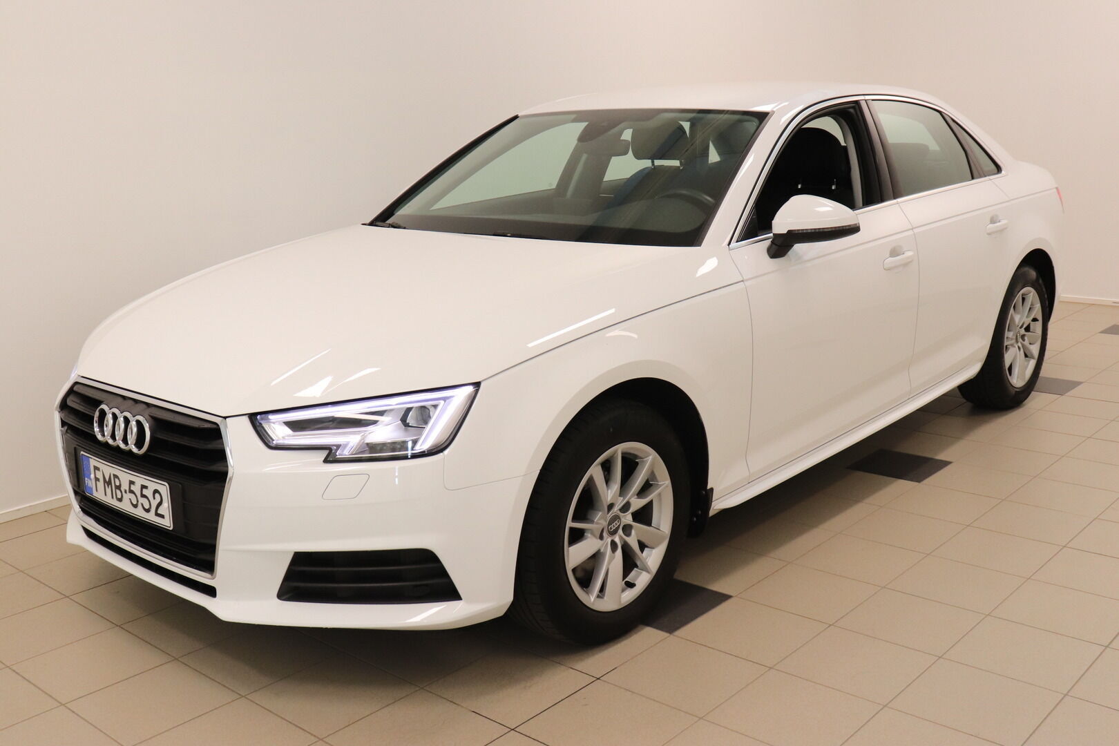 Audi A4 iso kuva 0