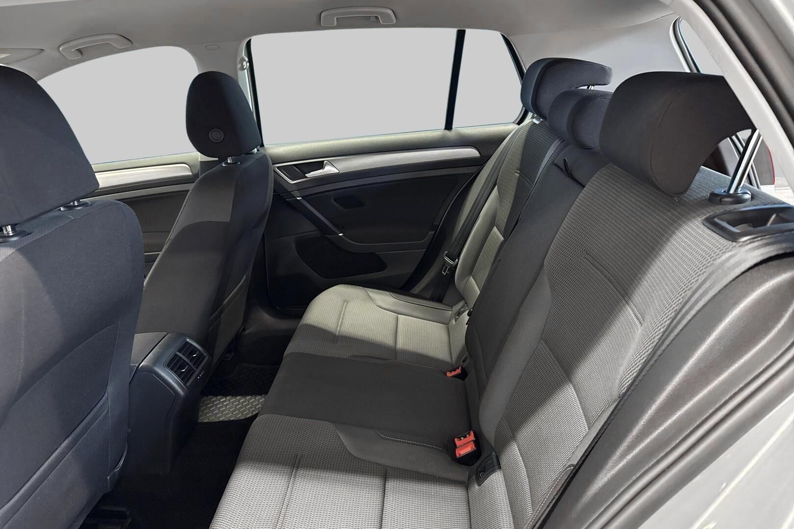 Volkswagen Golf iso kuva 10