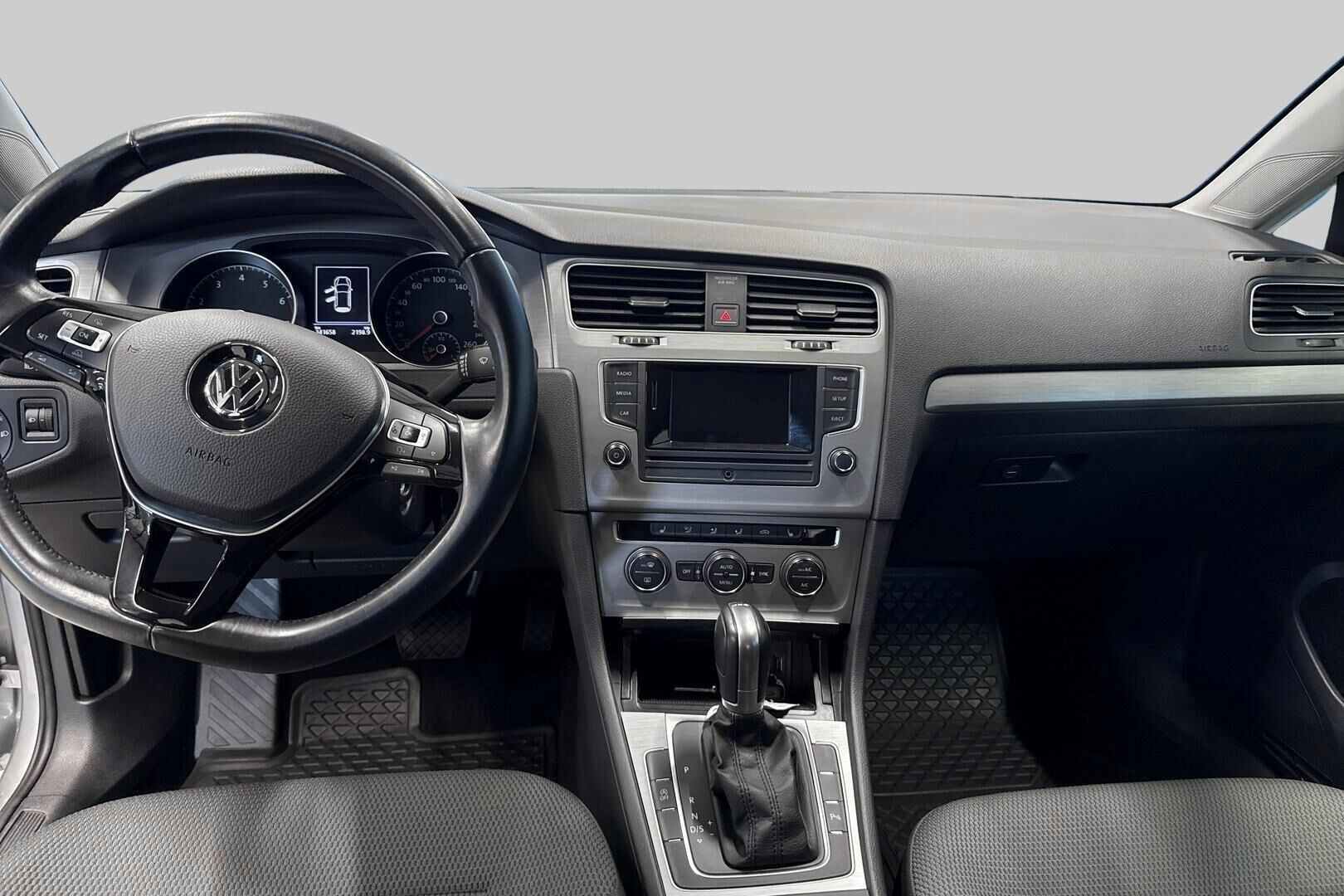 Volkswagen Golf iso kuva 11