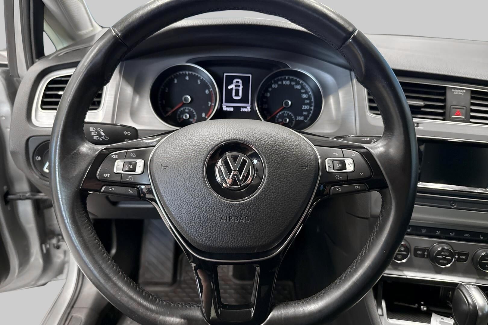 Volkswagen Golf iso kuva 16