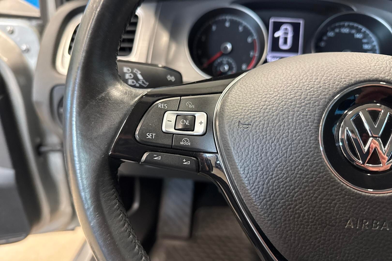 Volkswagen Golf iso kuva 17