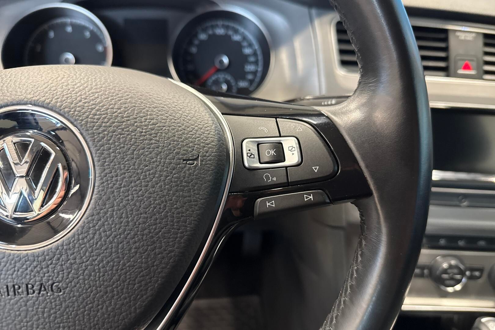 Volkswagen Golf iso kuva 18