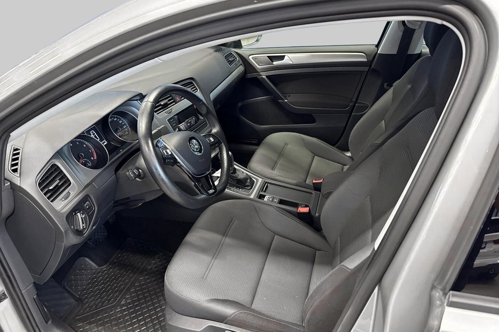Volkswagen Golf iso kuva 9