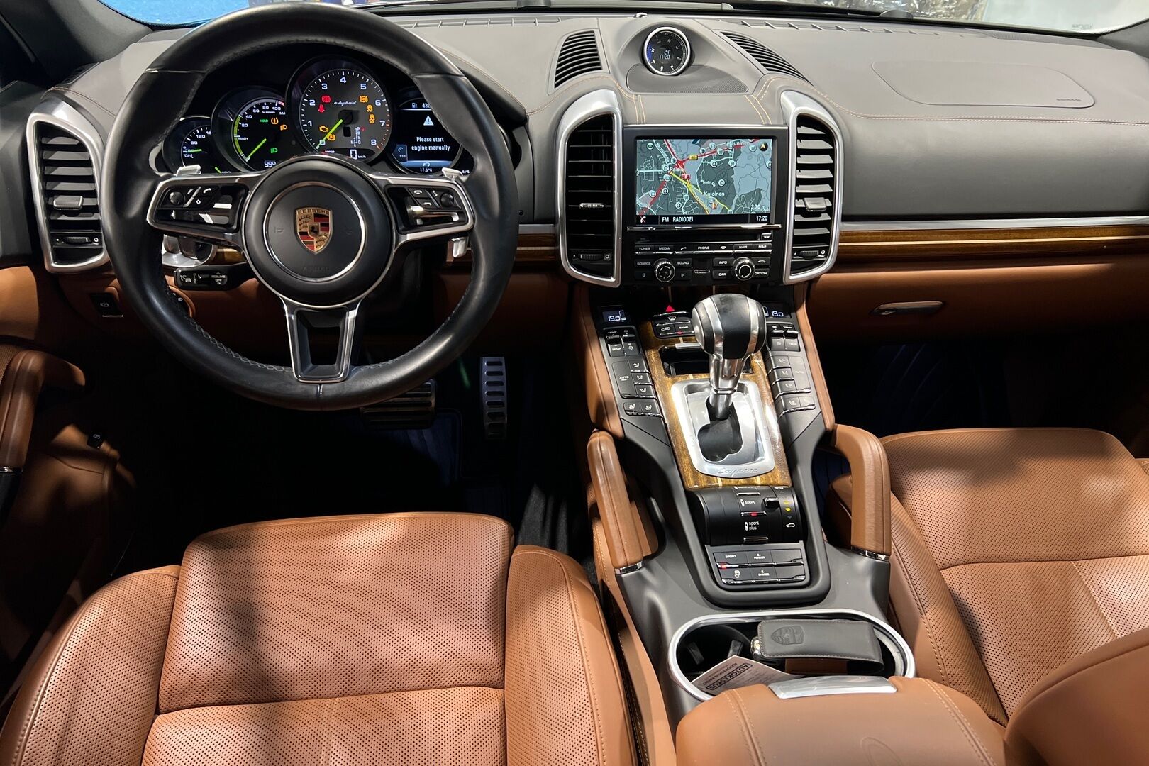 Porsche Cayenne iso kuva 10