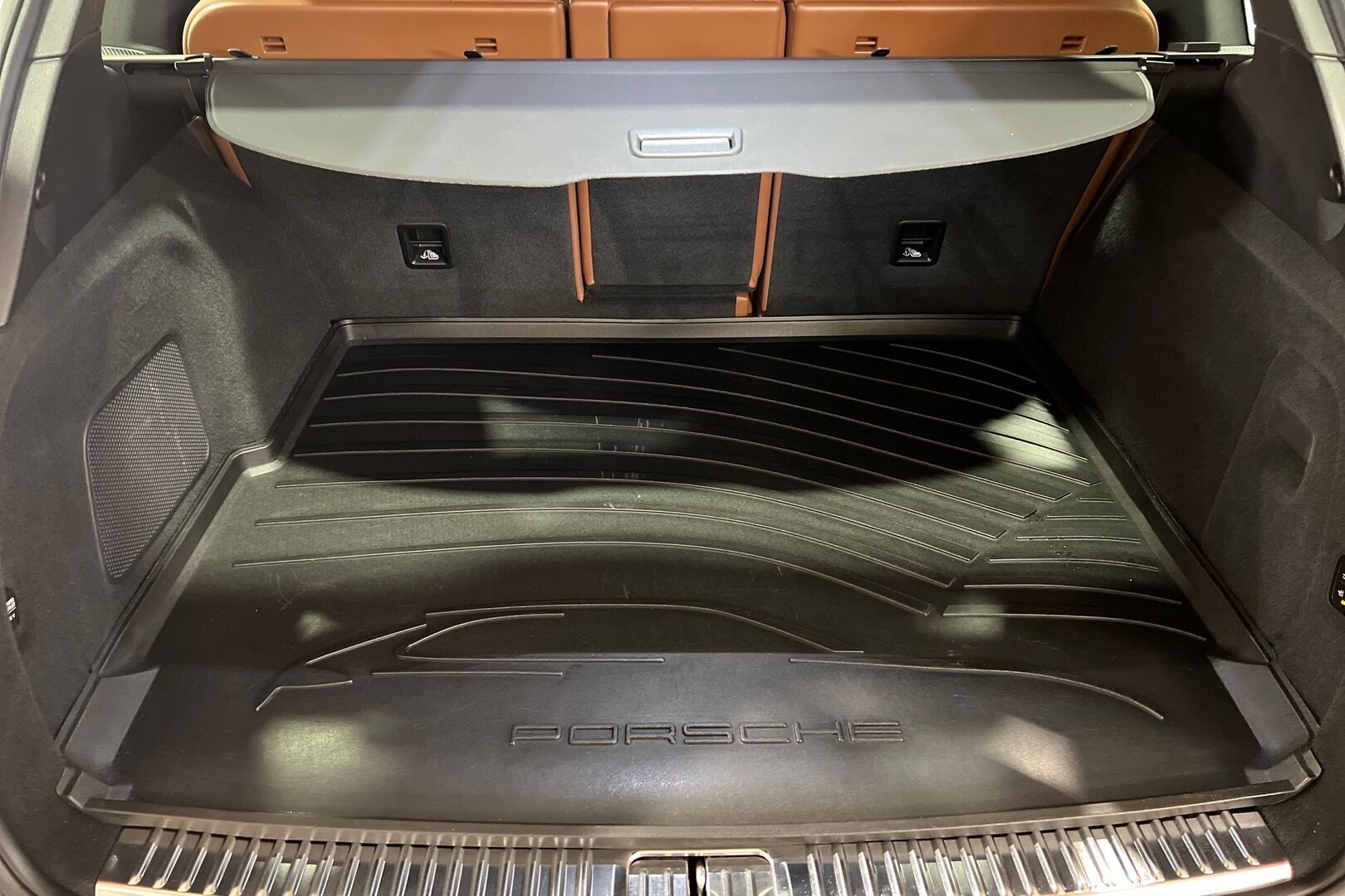 Porsche Cayenne iso kuva 11