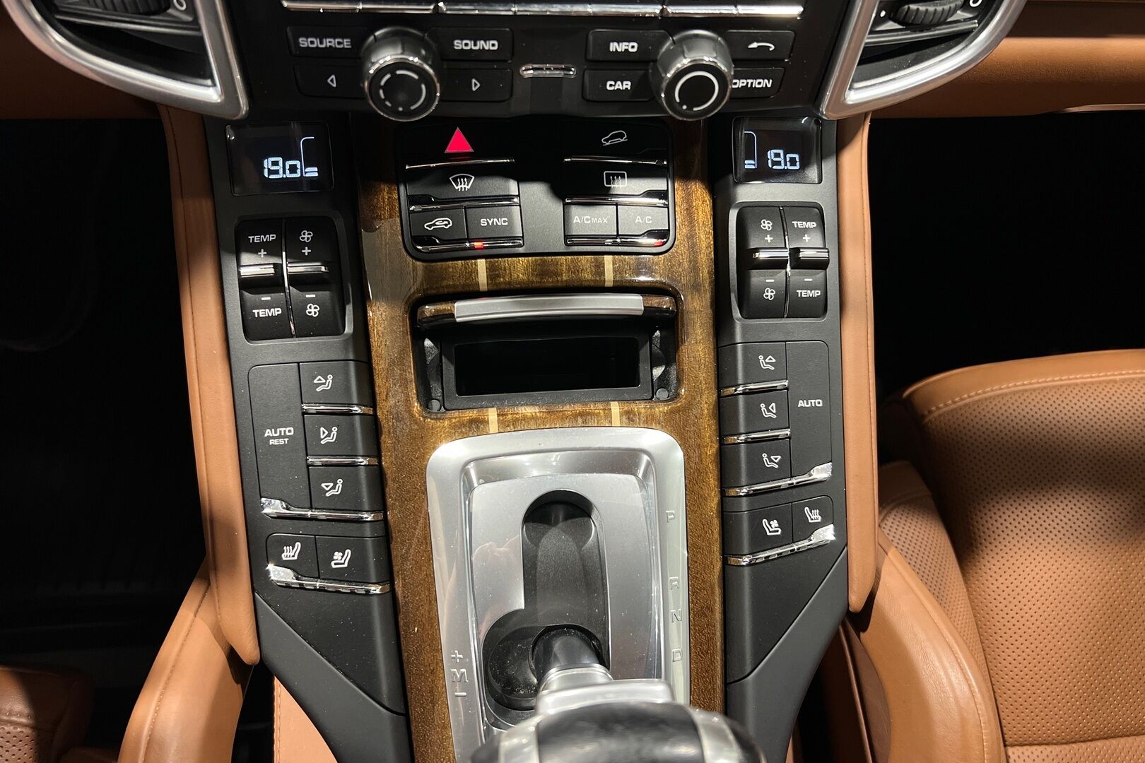 Porsche Cayenne iso kuva 16