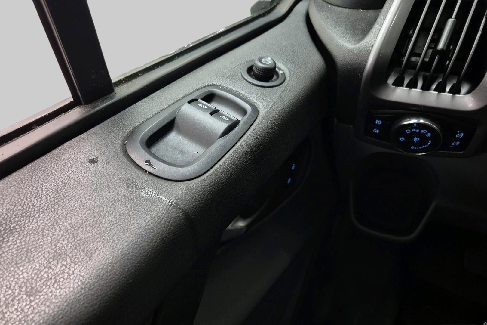 Ford Transit Custom iso kuva 24