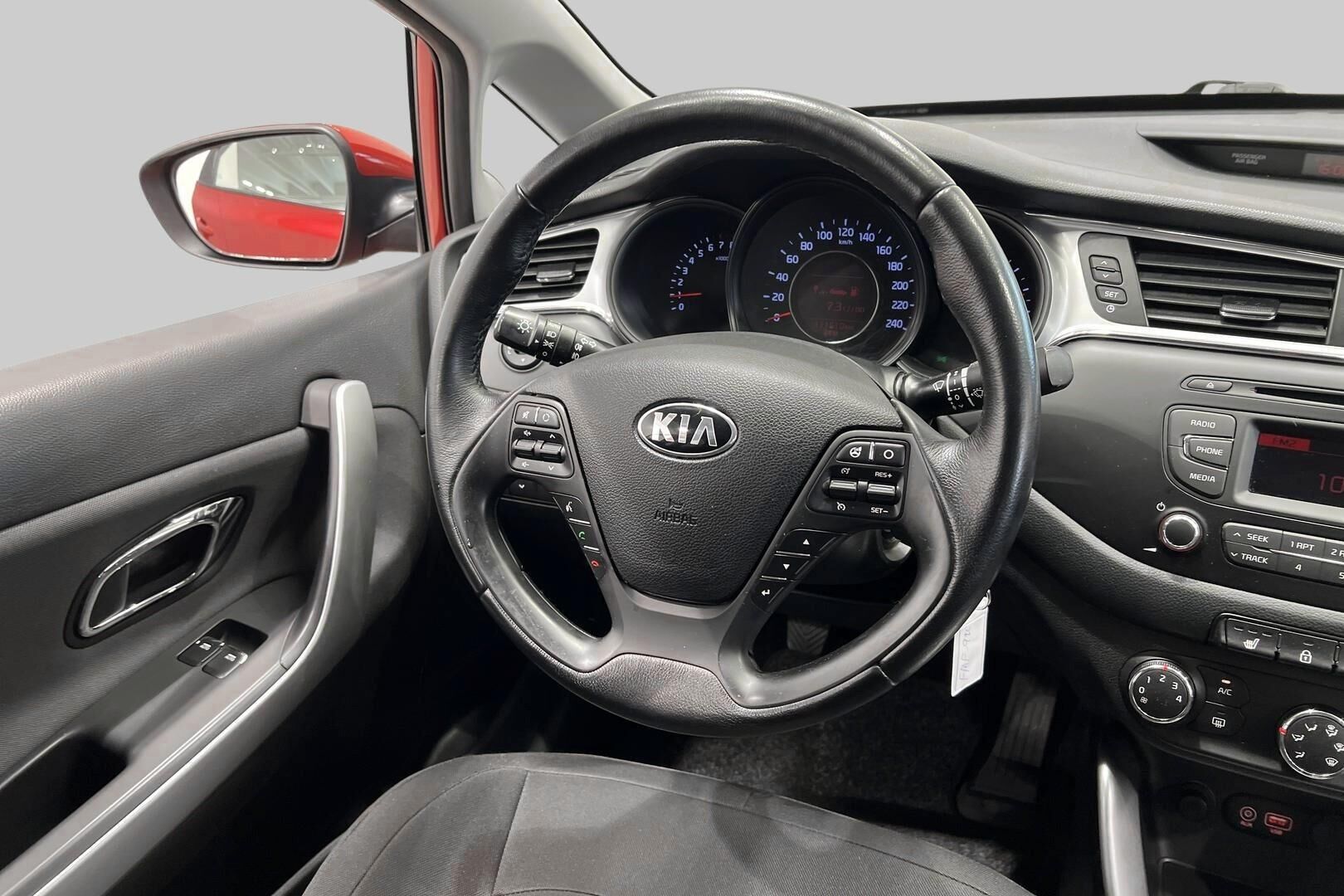 Kia cee'd iso kuva 24