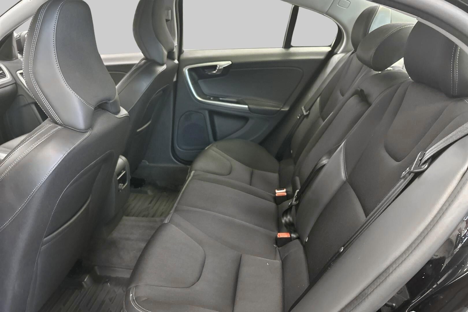 Volvo S60 iso kuva 7