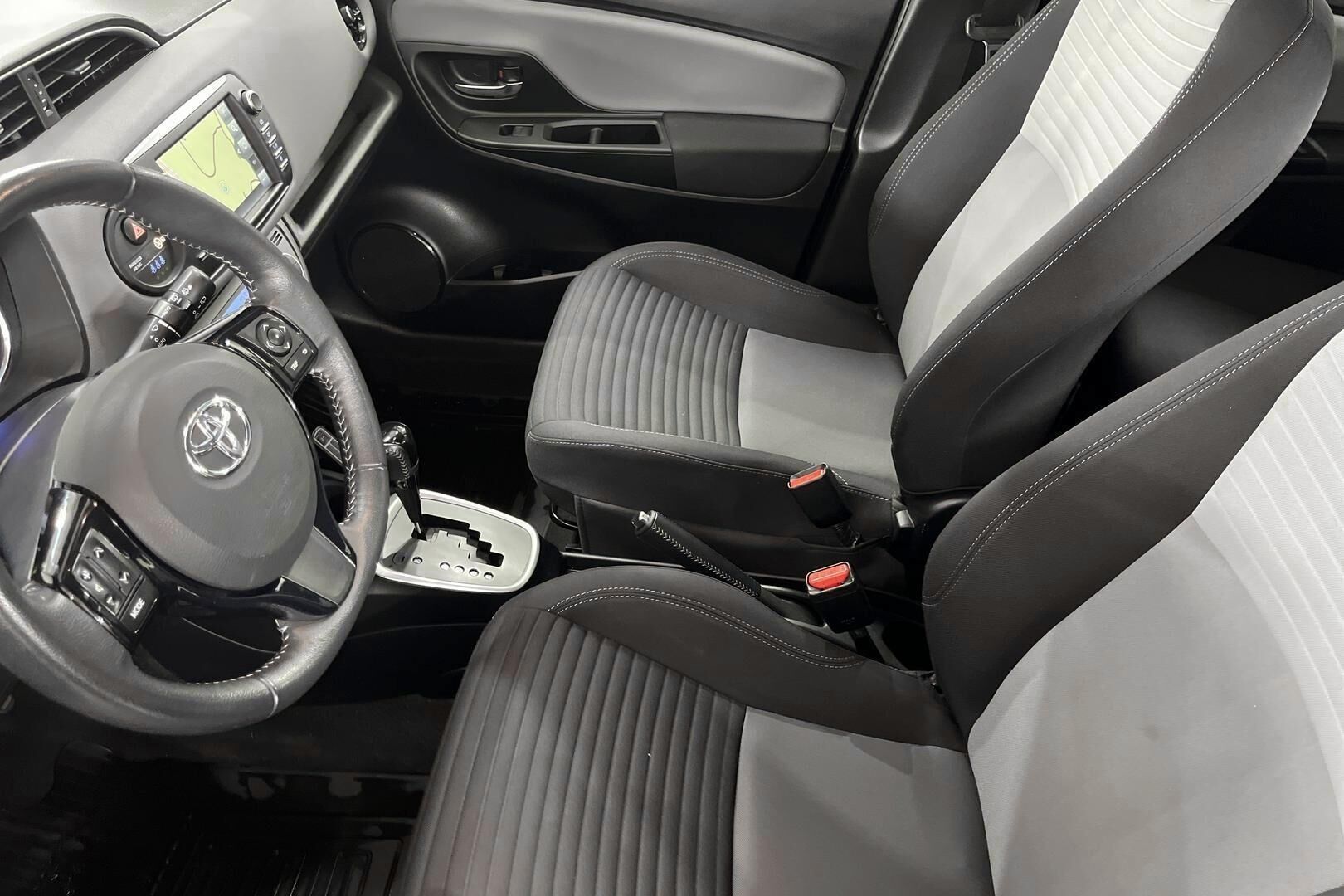 TOYOTA YARIS iso kuva 8
