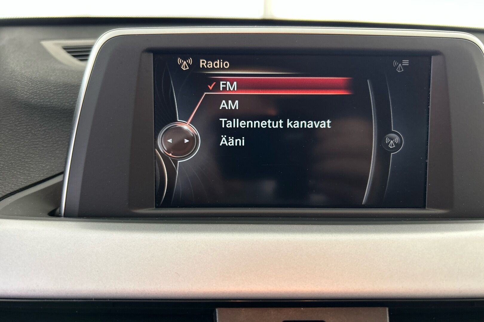 BMW X1 iso kuva 13