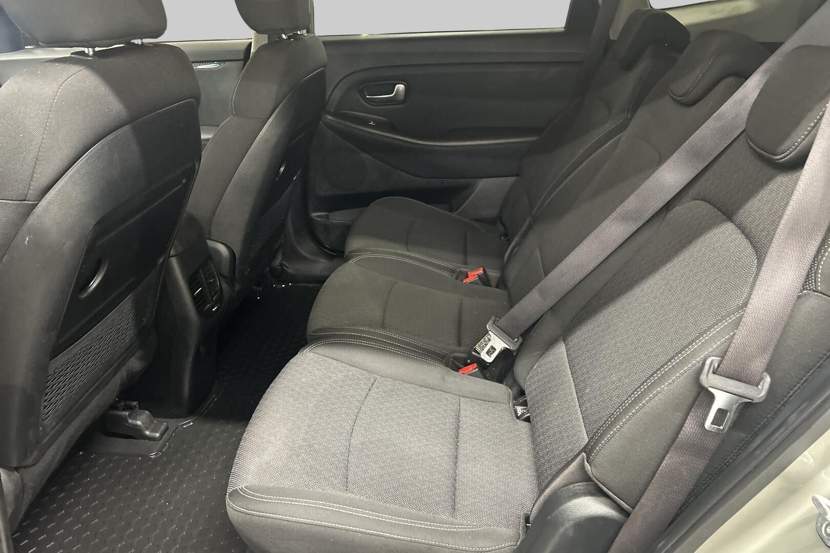 Kia Carens iso kuva 20