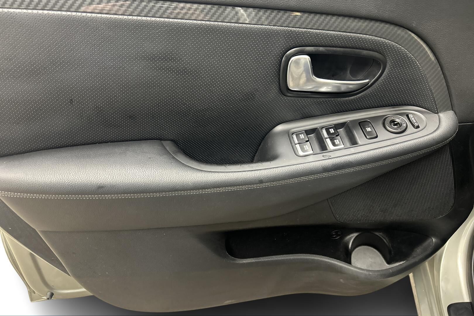 Kia Carens iso kuva 11