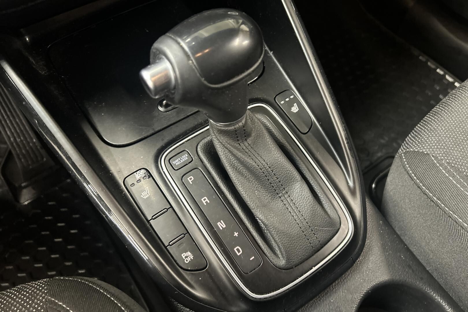 Kia Carens iso kuva 17